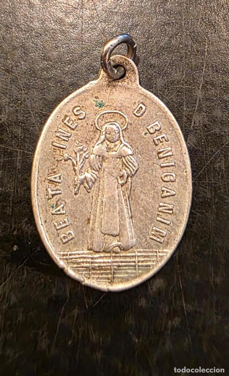 Antig&uuml;edades: Antigua medalla Beata In&eacute;s de Benig&aacute;nim en plata de ley &ndash; Libro y palma &ndash; 2 cm