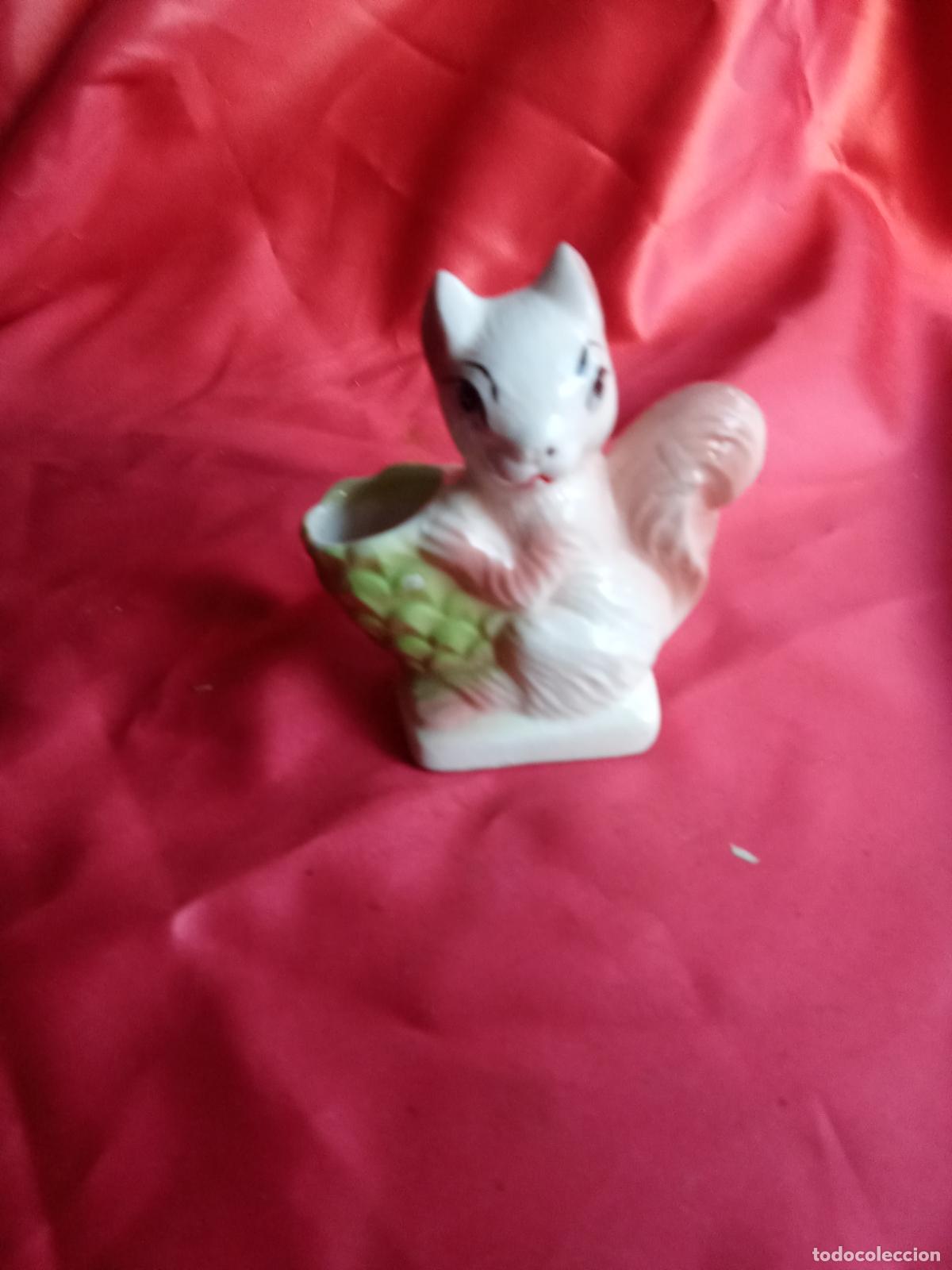 Antig&uuml;edades: Figura de ardilla de porcelana Vitrina 4