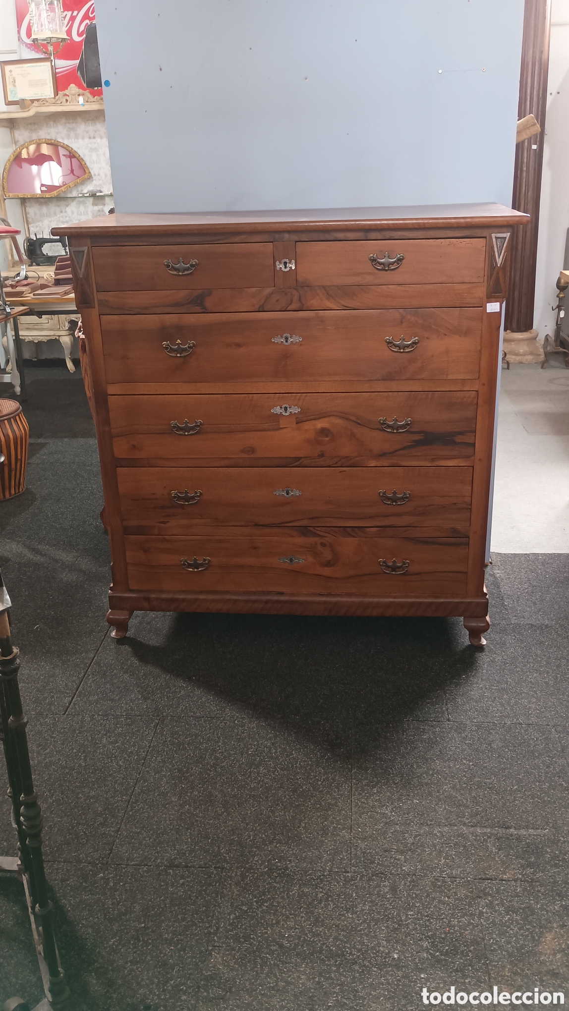 Antig&uuml;edades: Antigua C&oacute;moda de Madera de Nogal Macizo &ndash; Siglo XIX / Estilo Carlos IV &ndash; 5 Cajones y Herrajes de Br