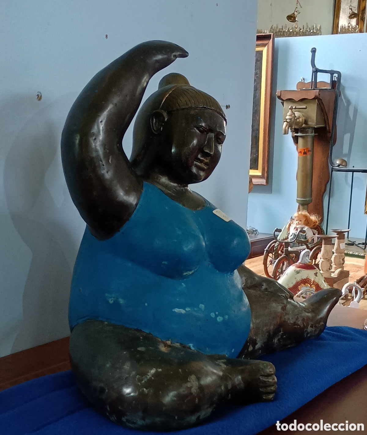 Antig&uuml;edades: ​Espectacular escultura figurativa volum&eacute;trica - Mujer en estiramiento de yoga / Maillot azul - 42 x