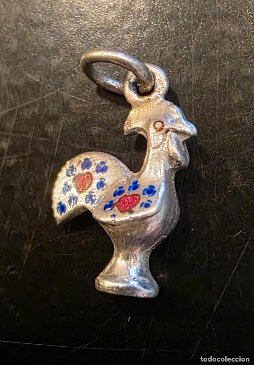 Antig&uuml;edades: Charm vintage Gallo de Barcelos en plata de ley y esmalte policromado &ndash; Portugal &ndash; 1,8 cm