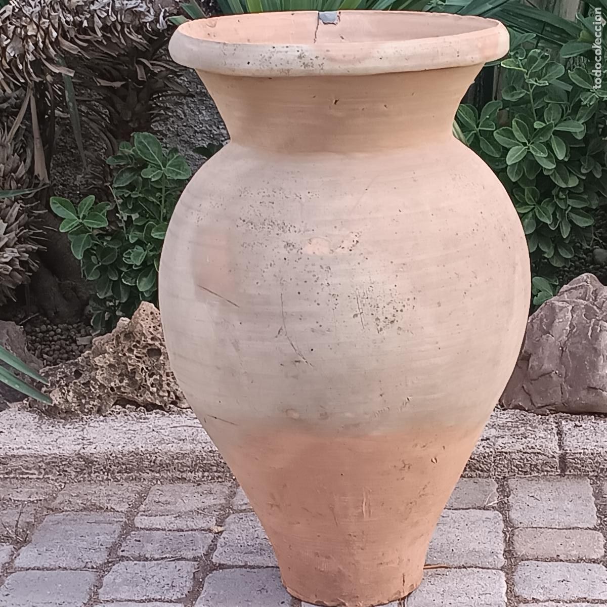 Antiquit&eacute;s: TINAJA ANTIGUA EN CERAMICA SIN VIDRIAR - 66 CMS. DE ALTURA.