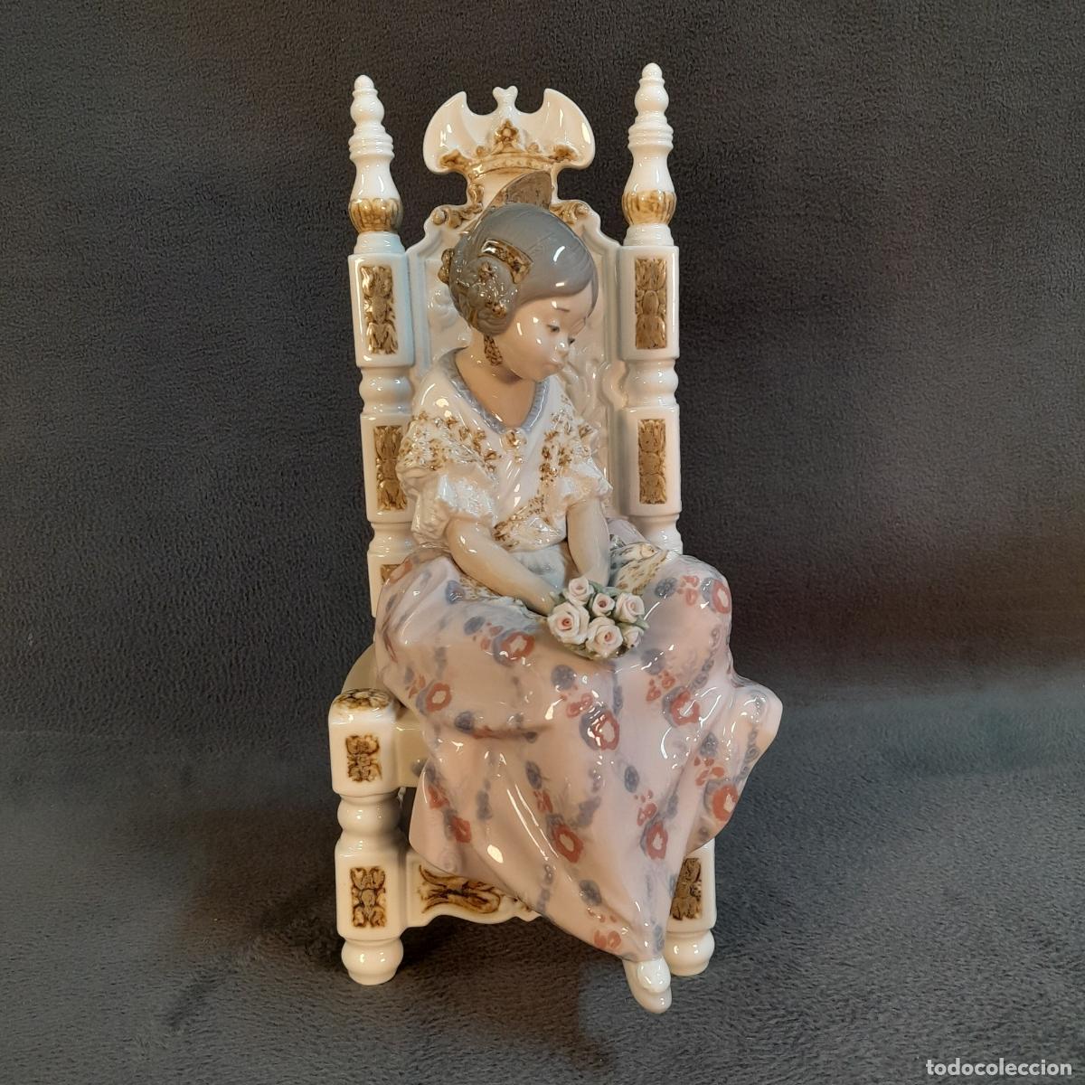 Antiguidades: FIGURA DE JOVEN SENTADA EN TRONO CON FLORES. PORCELANA LLADR&Oacute;. 1982