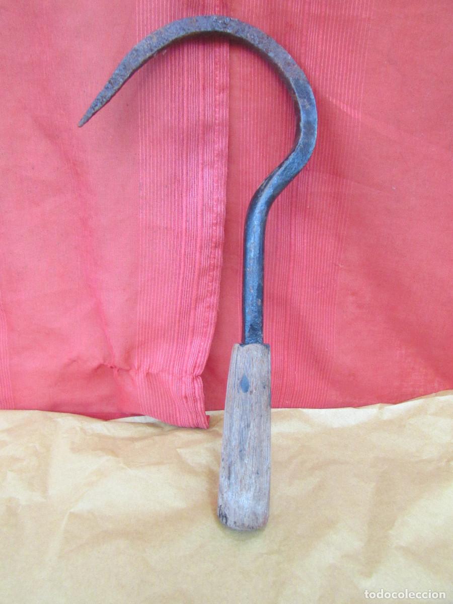 Antig&uuml;edades: Gancho antiguo garfio para cargar alpacas de hierba, bultos, etc. Madera y hierro