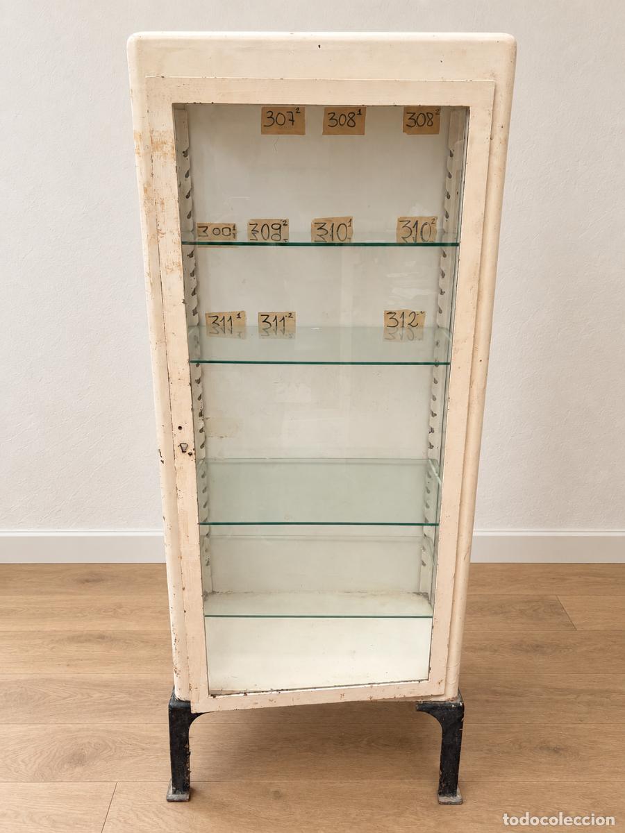 Antig&uuml;edades: ANTIGUA VITRINA M&Eacute;DICA DE METAL CON BALDAS DE CRISTAL &ndash; MUEBLE INDUSTRIAL DE HOSPITAL