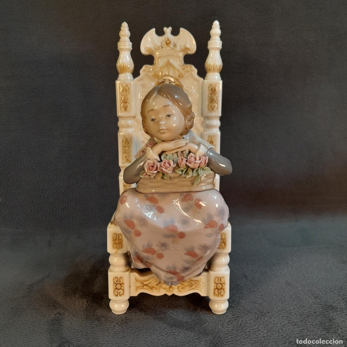 Antiguidades: FIGURA DE JOVEN SENTADA EN TRONO CON CESTO DE ROSAS. PORCELANA LLADR&Oacute;. 1982