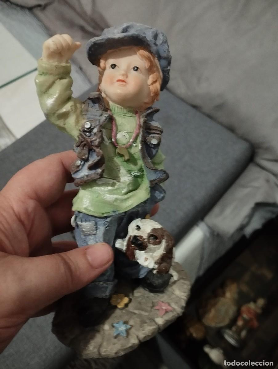 Antig&uuml;edades: figura entra&ntilde;able de ni&ntilde;o con perrito - Foto 1