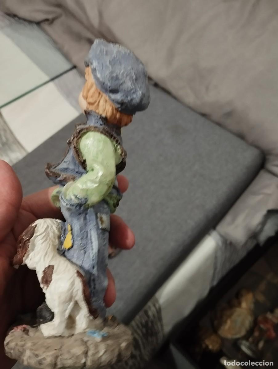 Antig&uuml;edades: figura entra&ntilde;able de ni&ntilde;o con perrito - Foto 3