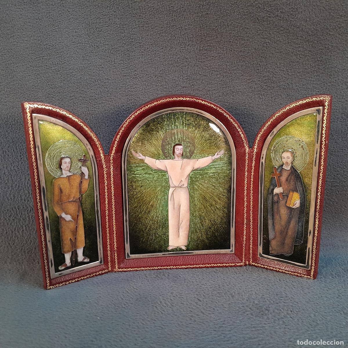 Antig&uuml;edades: TR&Iacute;PTICO RELIGIOSO DE CUERO Y ESMALTE CON MARCOS MET&Aacute;LICOS. 1960