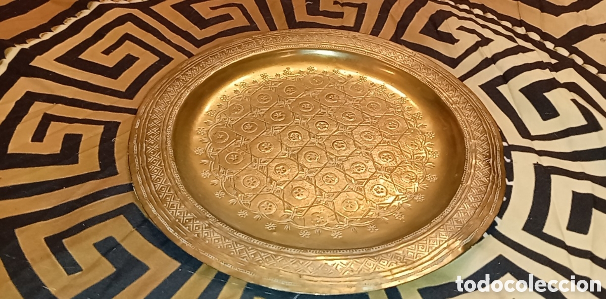 Antig&uuml;edades: Antiguo Plato de Lat&oacute;n Grabado a Mano - Artesan&iacute;a Marroqu&iacute; Bereber - Decoraci&oacute;n Oriental Vintage con