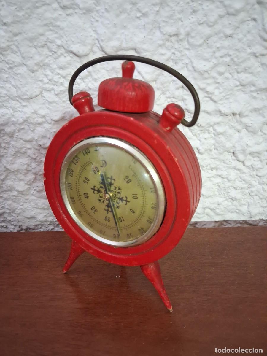 Antig&uuml;edades: HIGROMETRO CON FORMA DE DESPERTADOR DE MADERA PINTADO ROJO