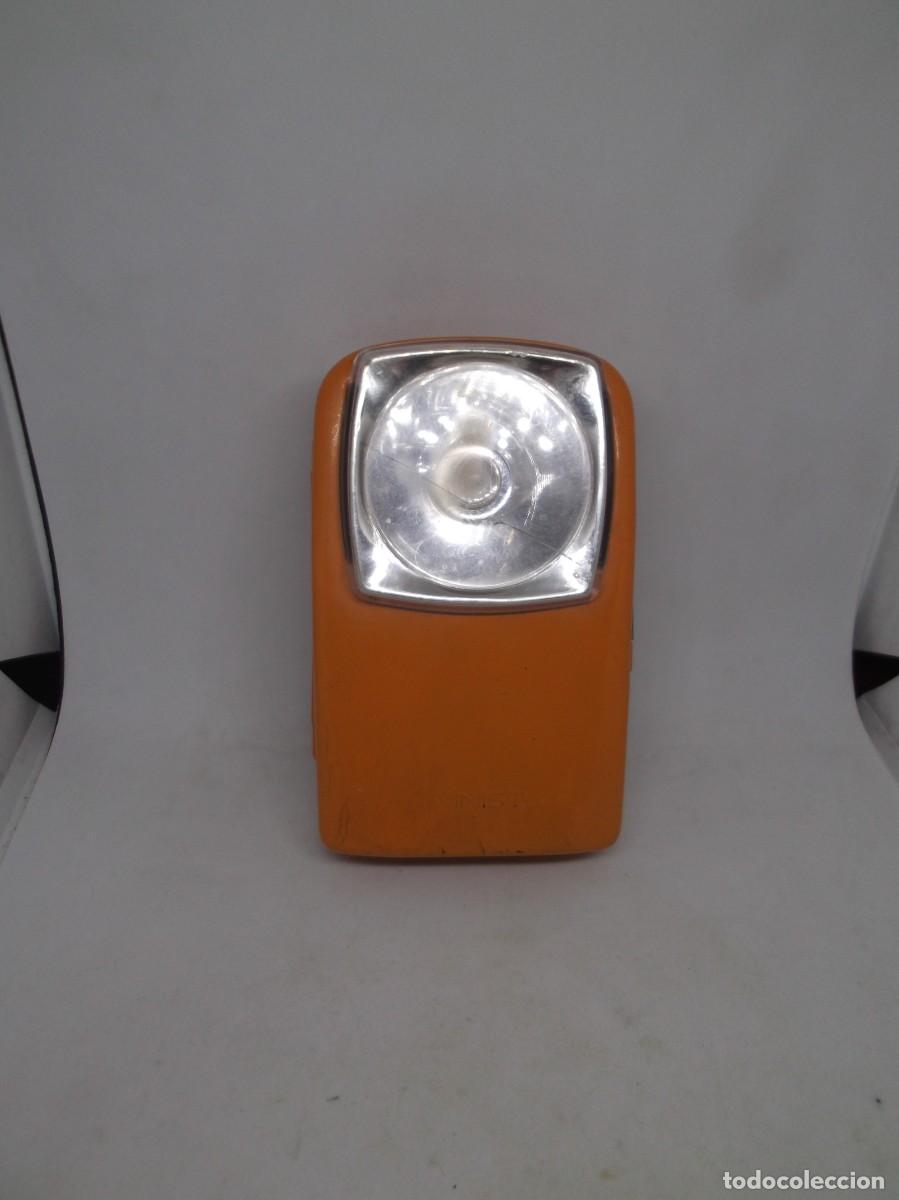 Antig&uuml;edades: Antigua linterna de petaca color naranja Tximist.Funciona