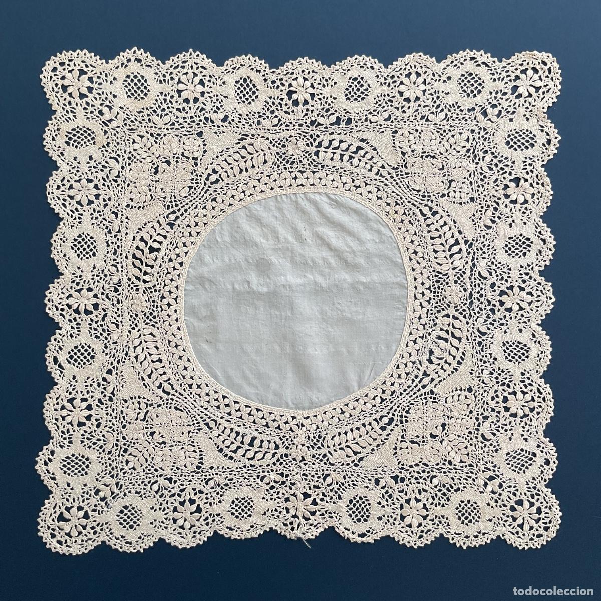 Antig&uuml;edades: Pa&ntilde;uelo antiguo con encaje maltes en seda 32 cm