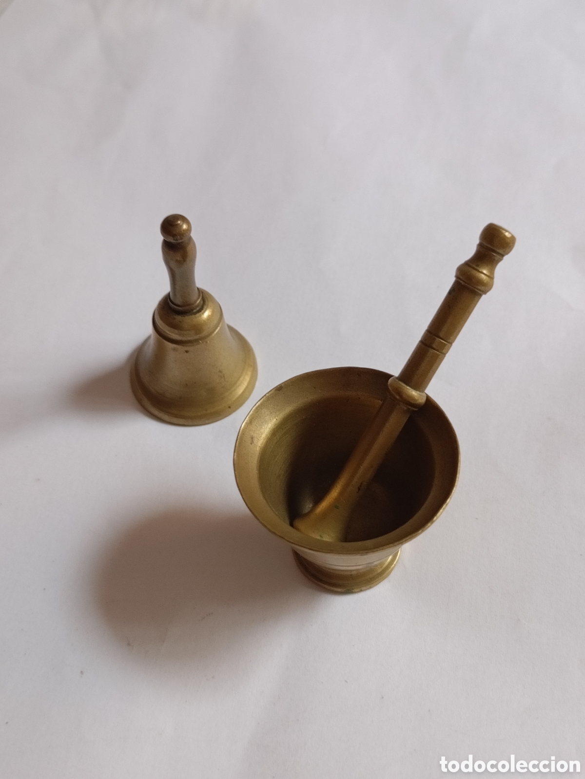 Antig&uuml;edades: Lote ANTIGUO MINI ALMIREZ O MORTERO DE BRONCE y MINI CAMPANA DE LATON