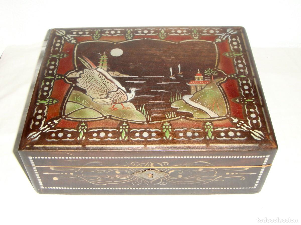 Antiguidades: Caja joyero de madera policromada &middot; Con espejo y compartimentos &middot; ca. 1950