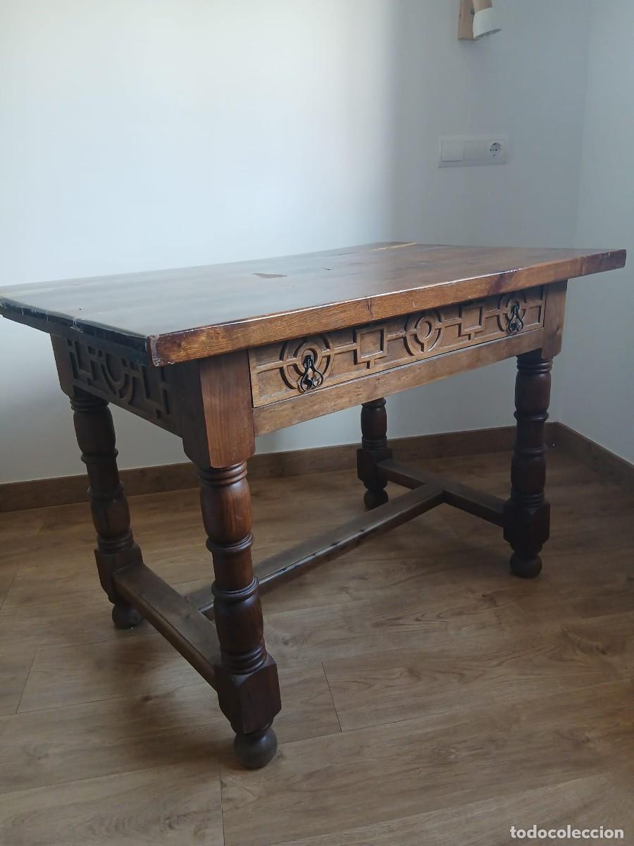 Antig&uuml;edades: Mesa de despacho o escritorio castellano con caj&oacute;n frontal.