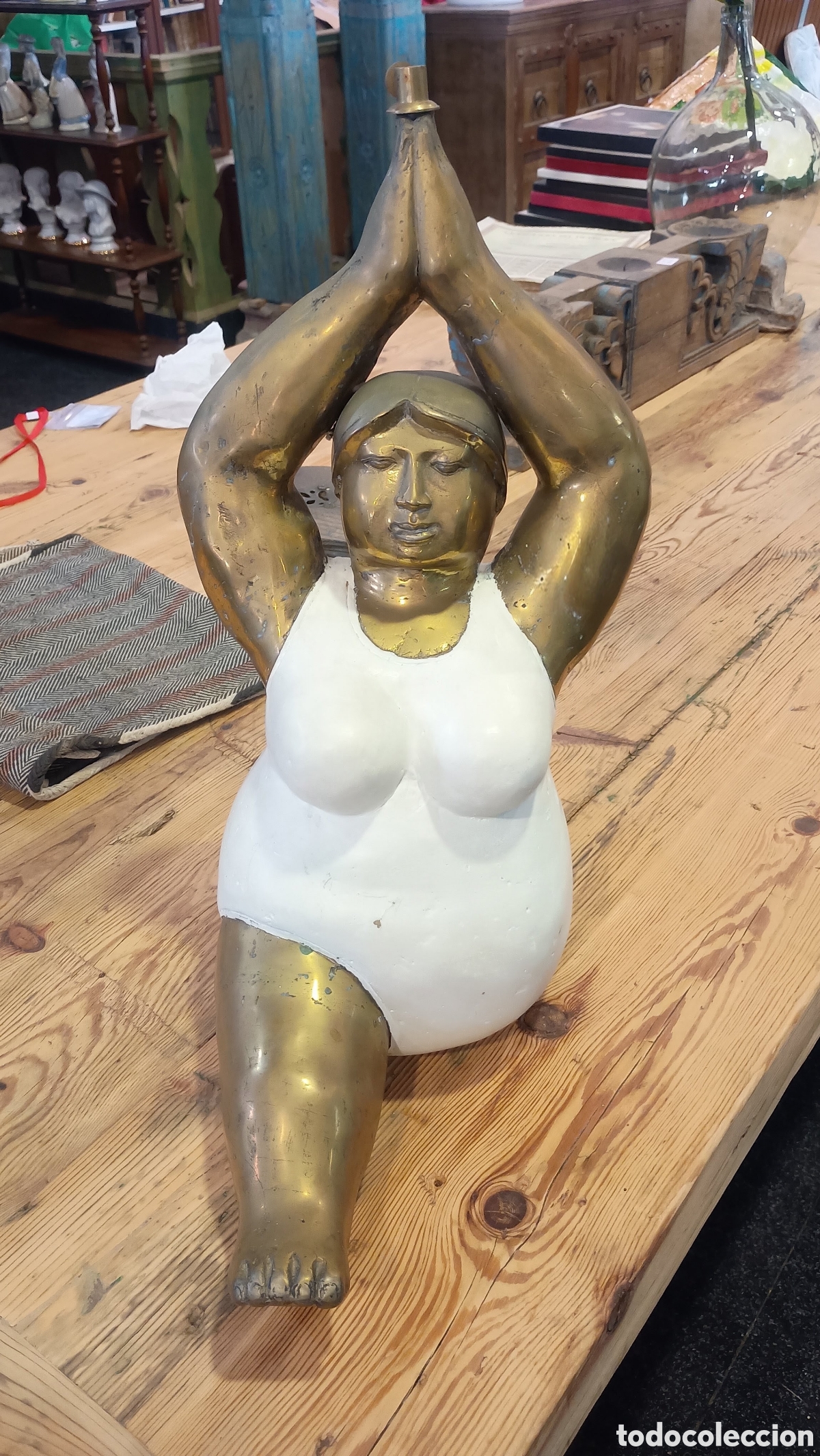 Antig&uuml;edades: L&aacute;mpara de Mesa Escultura &rdquo;Mujer Gordita Yoga&rdquo; - Estilo Botero (52 x 53 cm)