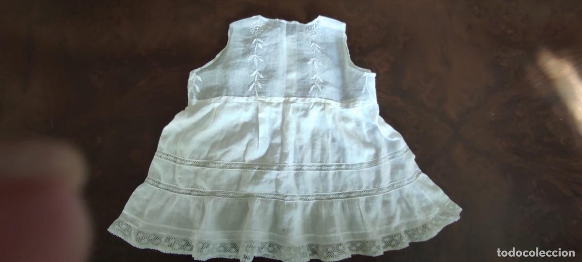 Antig&uuml;edades: LOTE VINTAGE BEB&Eacute;: VESTIDO BLANCO CON ENCAJE + CAMISITA BORDADA