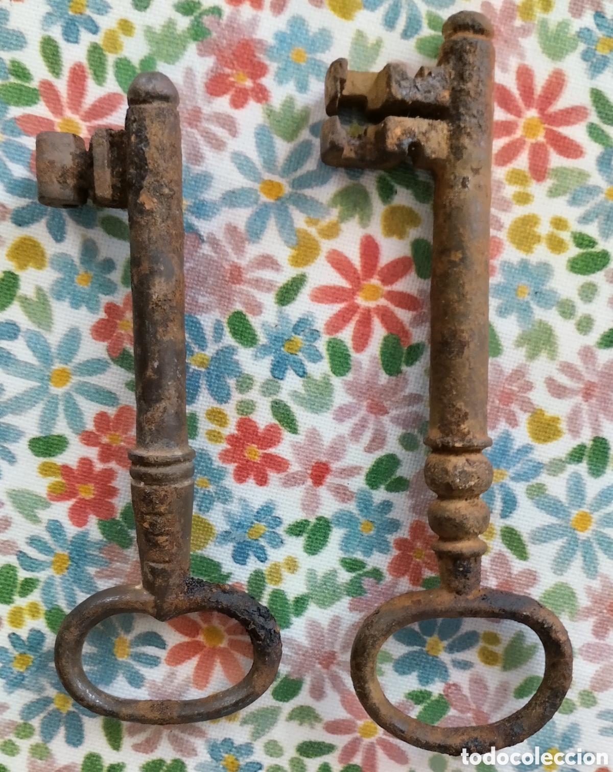 Antig&uuml;edades: ANTIQU&Iacute;SIMAS LLAVES DE HIERRO CON M&Aacute;S DE UN SIGLO DE ANTIG&Uuml;EDAD 11 y 13 CMS deLARGAS RESPECTIVAMENTE