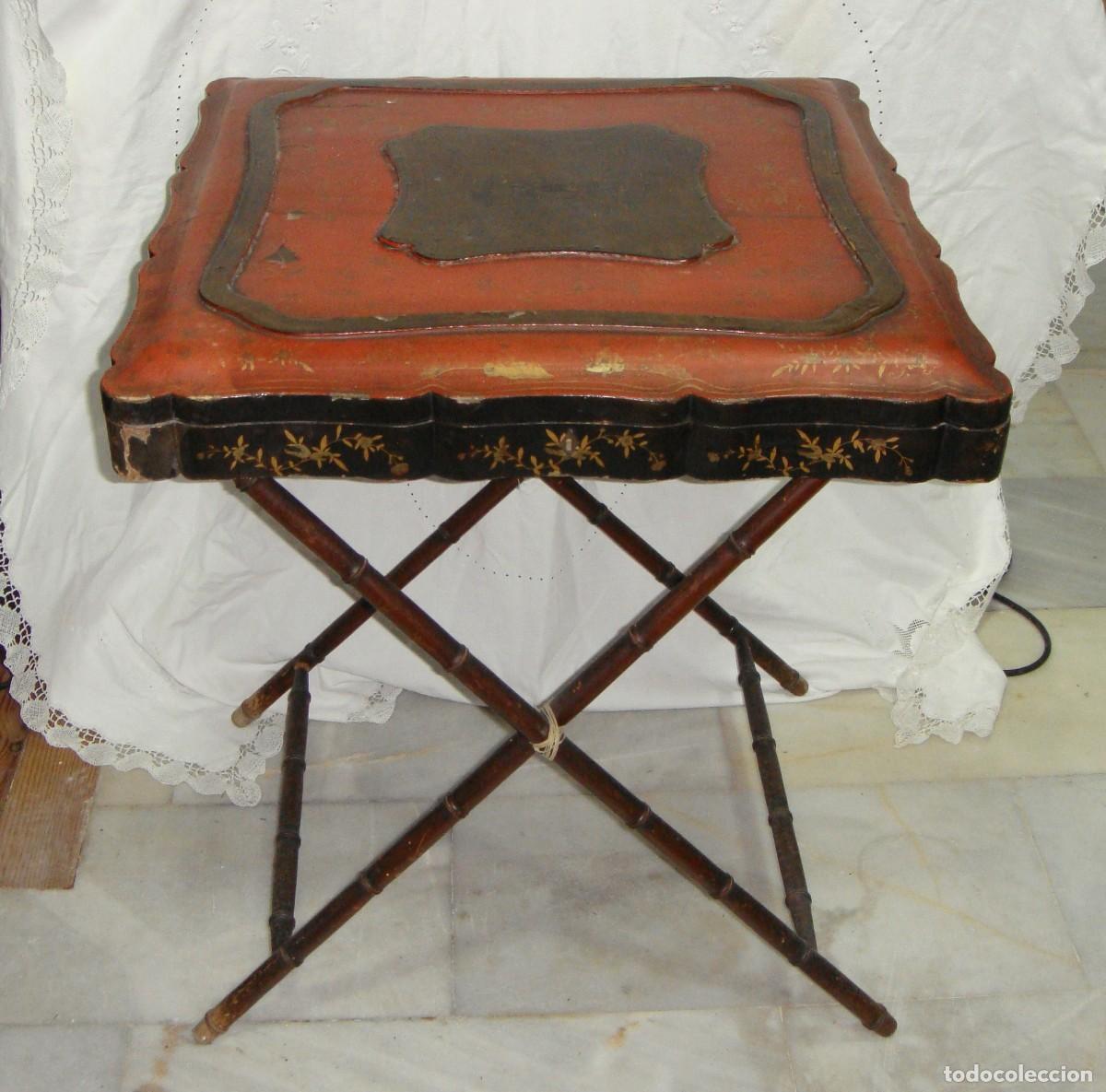 Antig&uuml;edades: Mesa auxiliar plegable con antigua caja de mant&oacute;n de Manila &middot; Madera lacada &middot; ca. 1880&ndash;1910