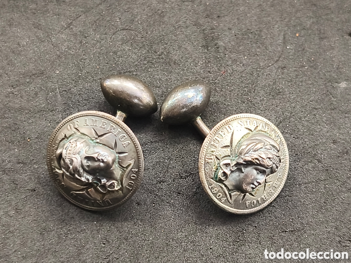 Antig&uuml;edades: Gemelos de plata repujada en forma de moneda