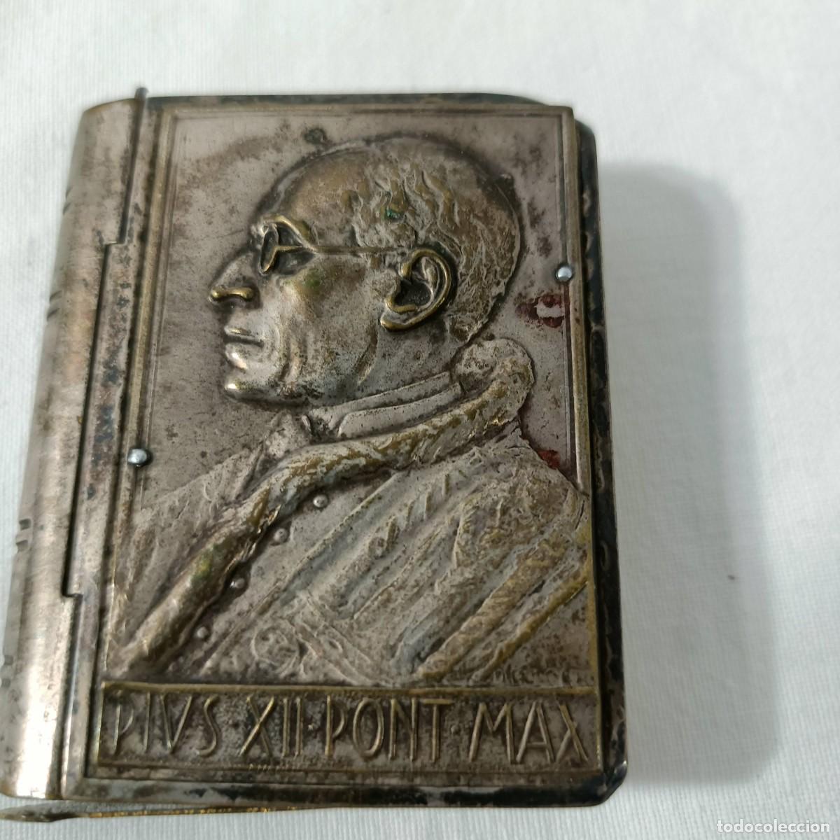 Antiguidades: Antigua caja met&aacute;lica, porta rosario, en forma de libro, esfinge del Papa Pio XII y Crism&oacute;n.