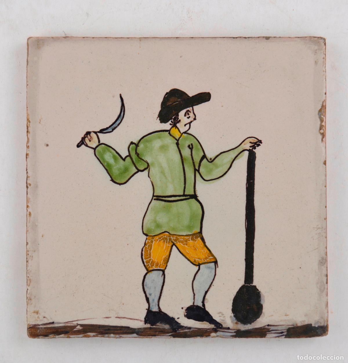 Oggetti Antichi: Campesino con herramientas, azulejo de cer&aacute;mica catalana, serie Arts i Oficis, siglo XVIII - XIX.