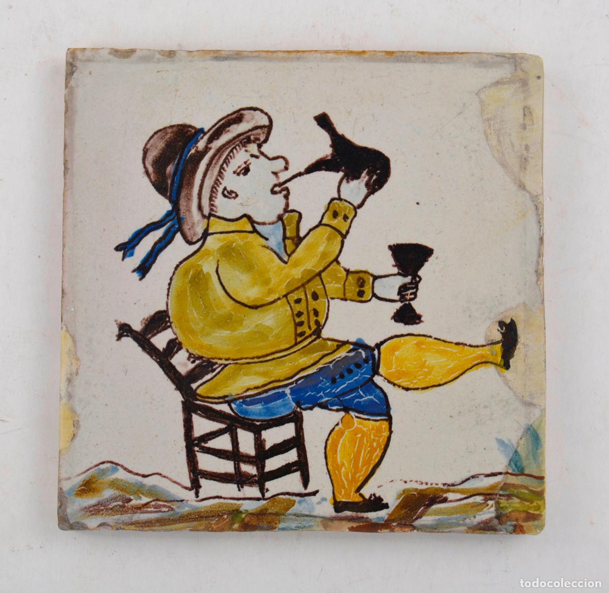 Antiques: Hombre bebiendo con porr&oacute;n, azulejo de cer&aacute;mica catalana, serie Arts i Oficis, siglo XVIII - XIX.