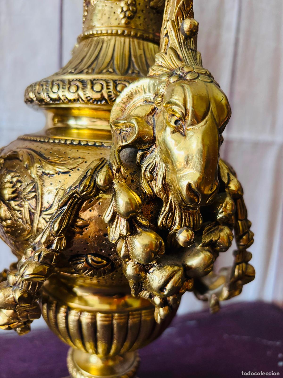 Antig&uuml;edades: Pareja de jarrones de bronce - Foto 14