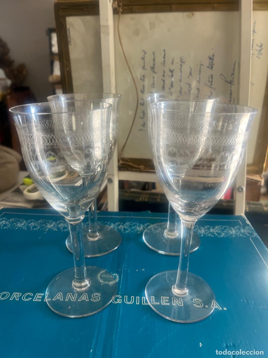 Antig&uuml;edades: Juego de cuatro copas de agua de cristal tallado con volutas. Muy antiguas.