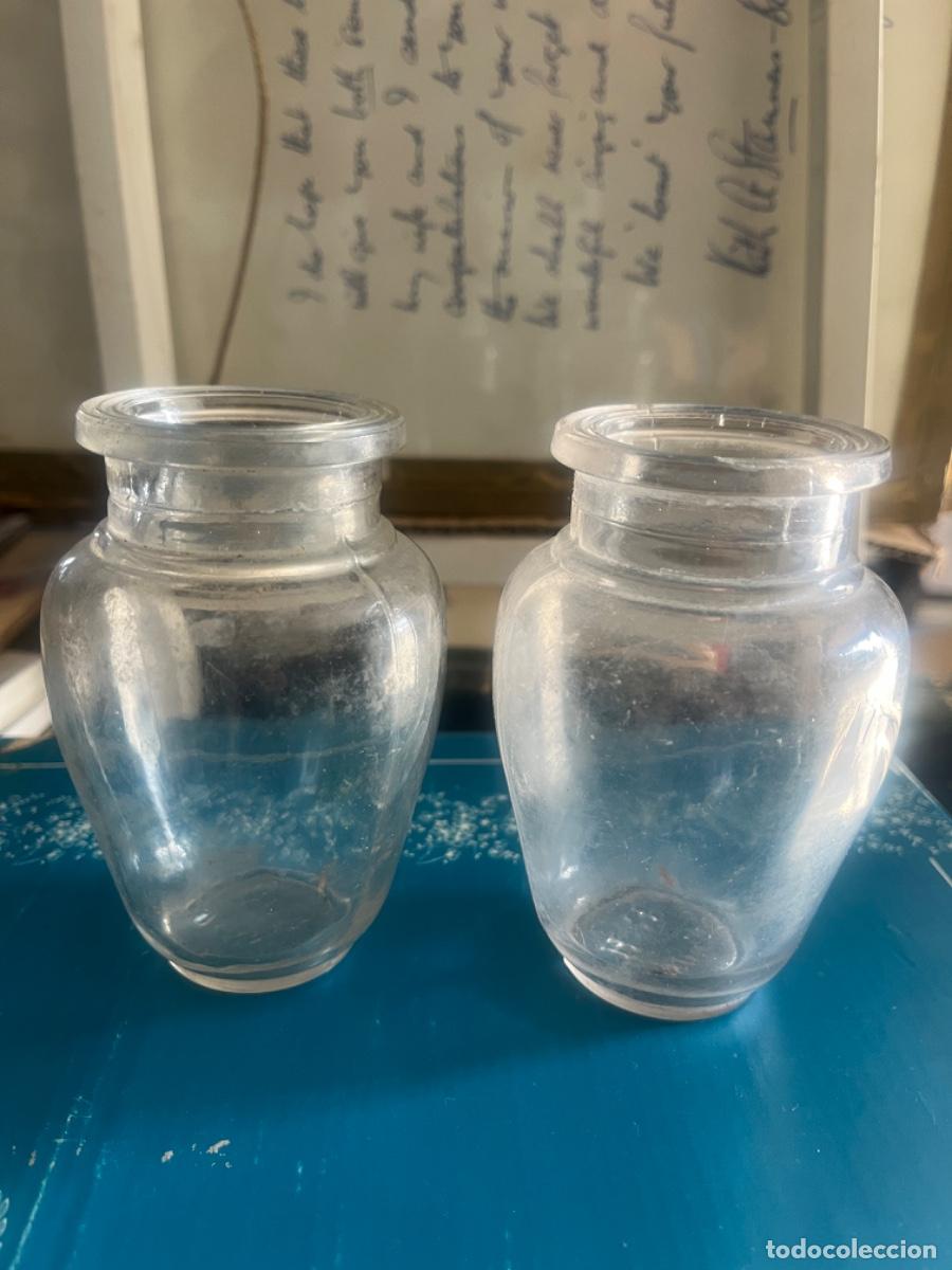 Antig&uuml;edades: Dos frascos o tarros de cristal antiguo.