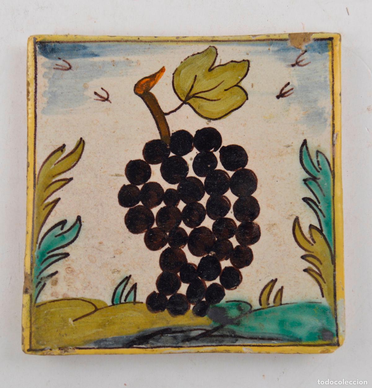 Oggetti Antichi: Ramo de uvas, azulejo de cer&aacute;mica catalana, serie Arts i Oficis, siglo XVIII - XIX.