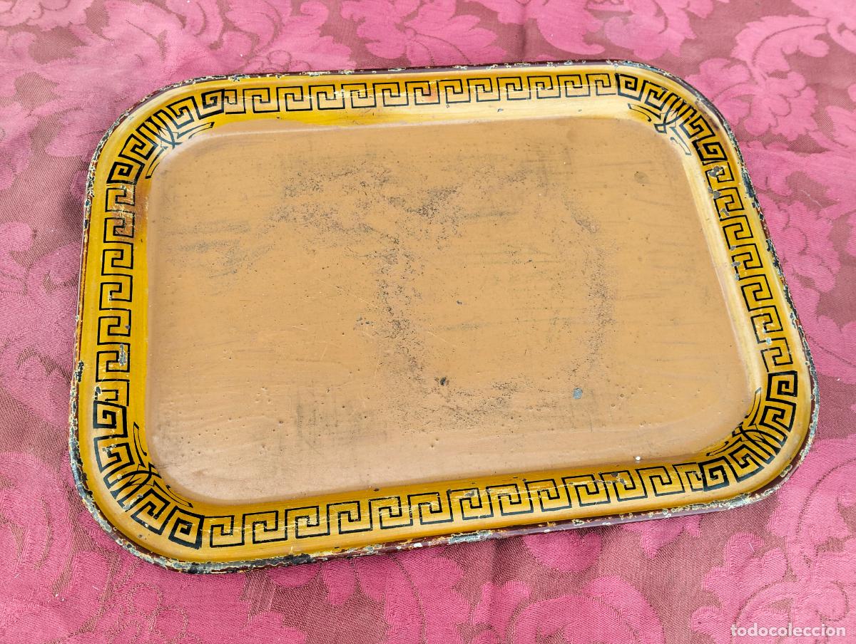 Antig&uuml;edades: Bandeja antigua de metal met&aacute;lica color negro dorado con cenefa griega rectangular a&ntilde;os 40