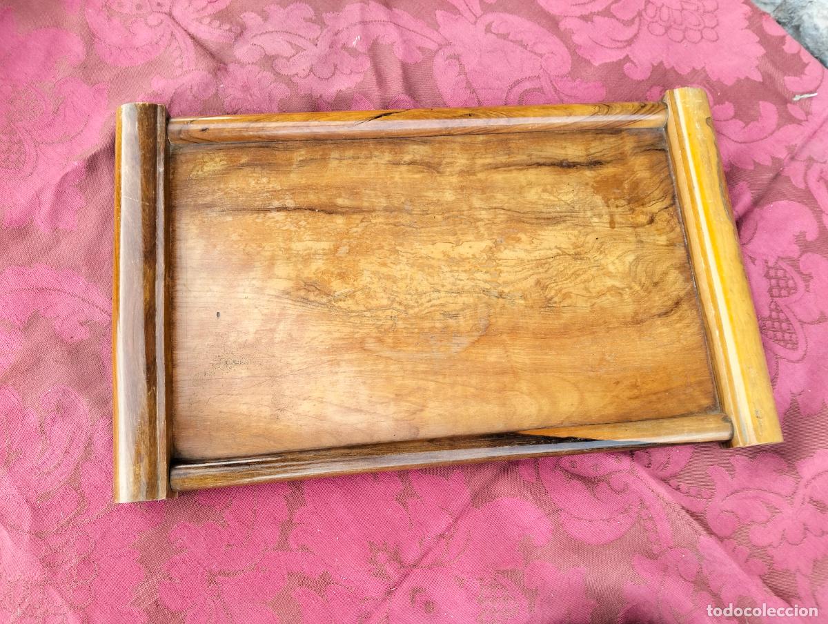 Antig&uuml;edades: Bandeja antigua de madera de olivo tallada color marr&oacute;n rectangular dos asas a&ntilde;so 40-50
