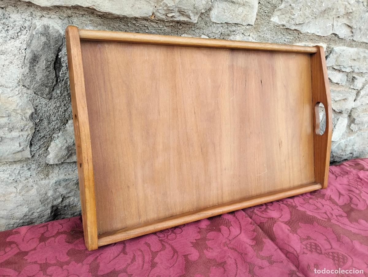 Antig&uuml;edades: Bandeja antigua de madera color marr&oacute;n rectangular dos asas para transportar comida a&ntilde;os 50-60