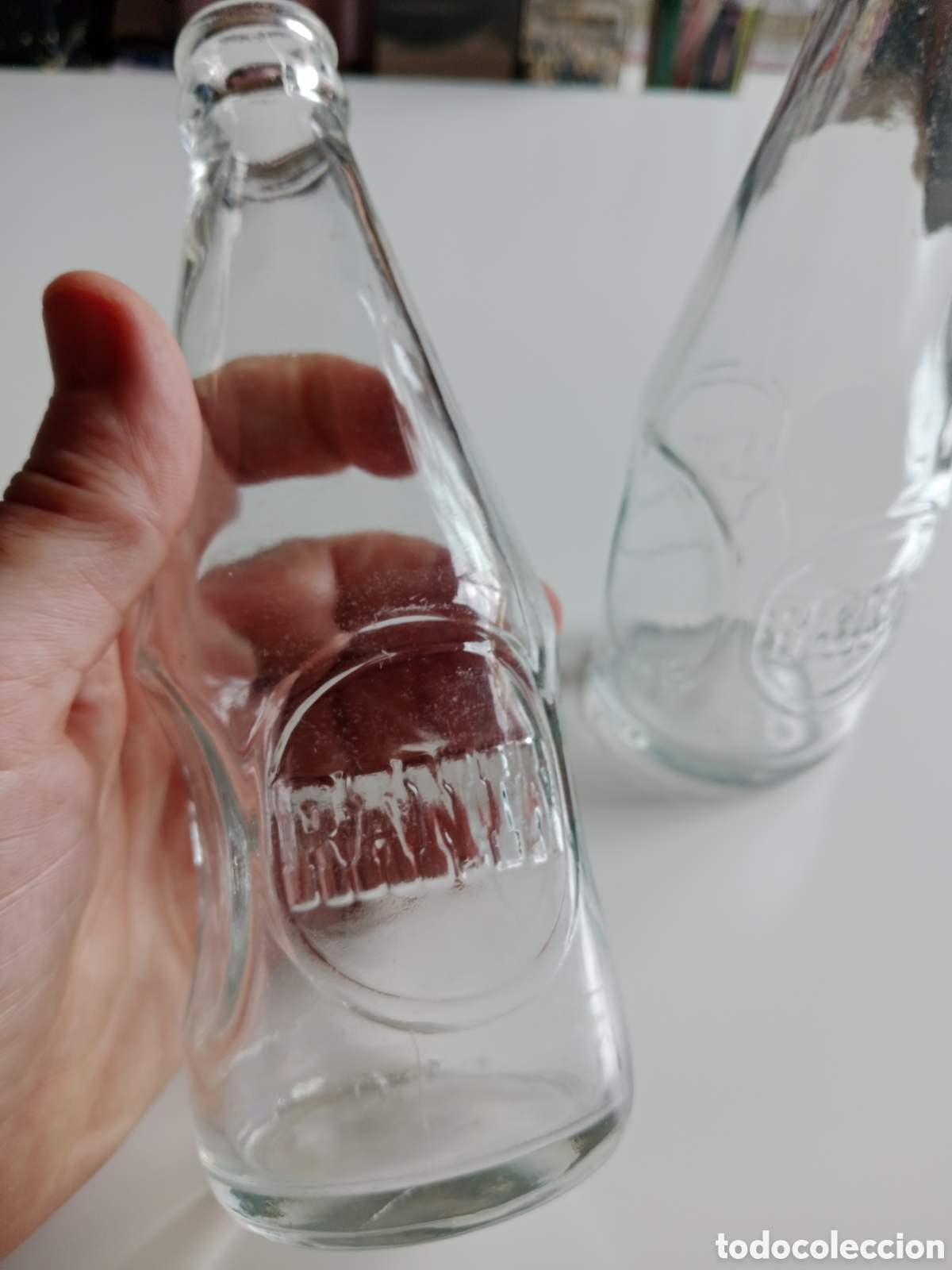 Antig&uuml;edades: 2 BOTELLAS DE LECHE RANIA, CRISTAL CON RELIEVE