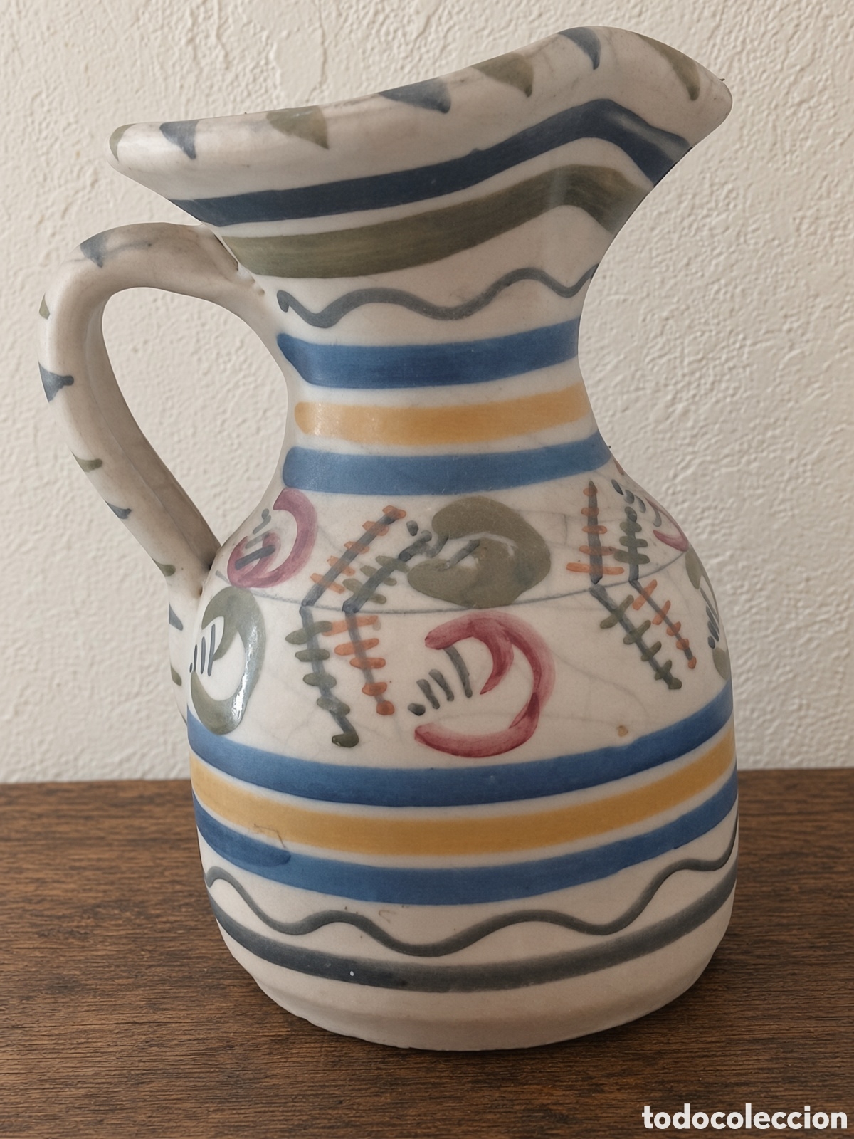Antig&uuml;edades: Jarra de cer&aacute;mica con un dise&ntilde;o tradicional y colorido. Perfecta como pieza decorativa.