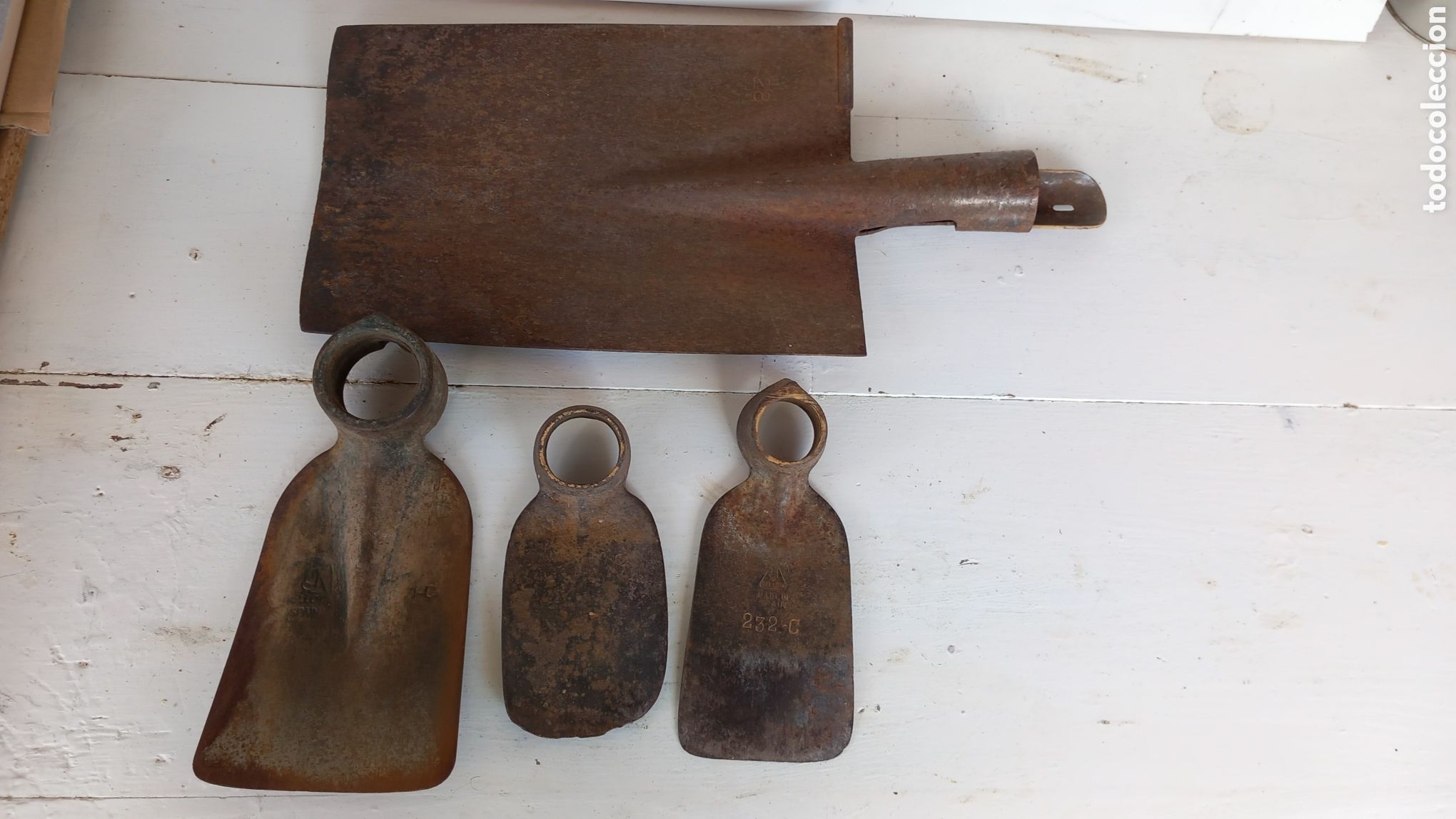 Antig&uuml;edades: Lote Herramientas Antiguas de Forja (Bellota) - Azadas y Pala