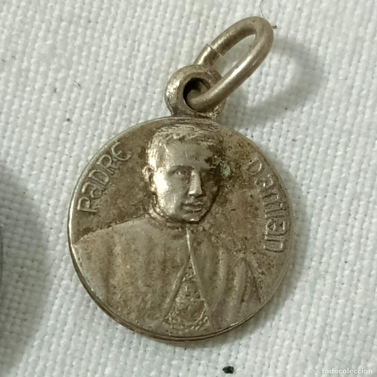 Antig&uuml;edades: Colgante o medalla, con reliquia del Padre Damian.