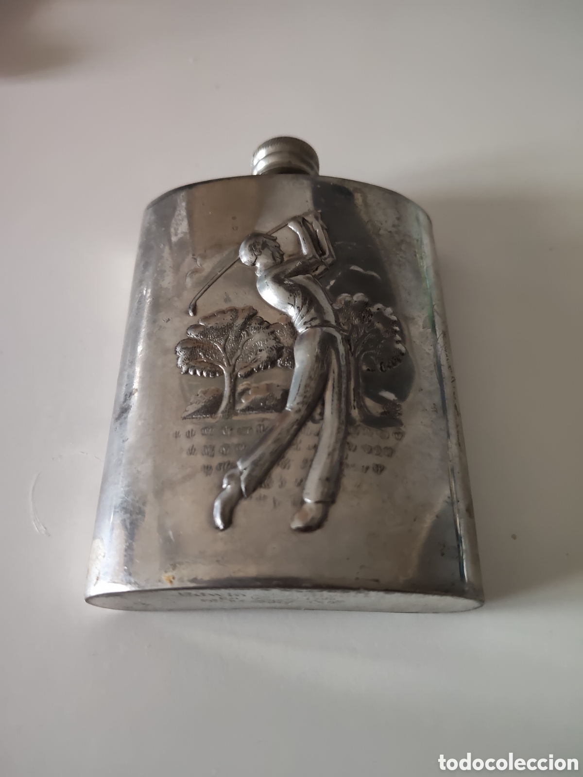 Antig&uuml;edades: Petaca met&aacute;lica con relieve golfista Edwin blyde pewter 1978