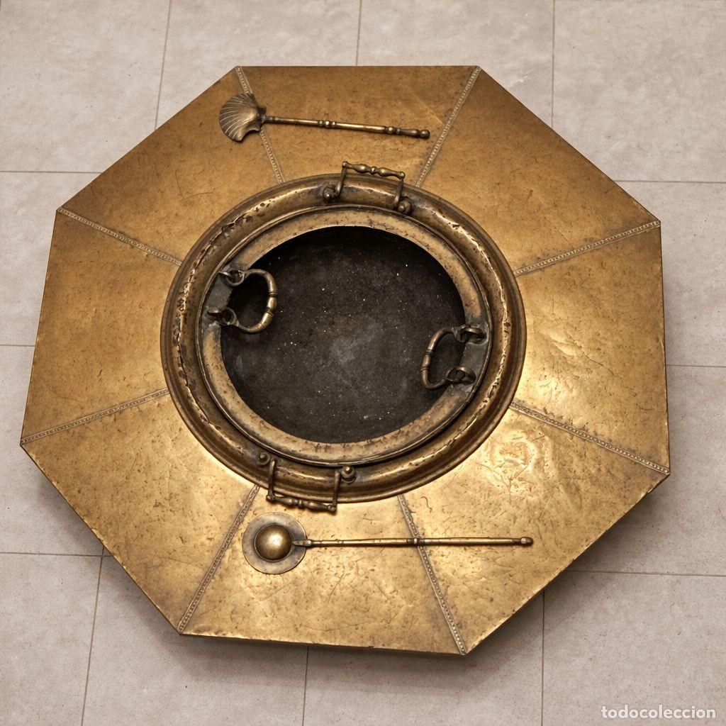 Antig&uuml;edades: Brasero dom&eacute;stico de bronce con base de madera y herramientas