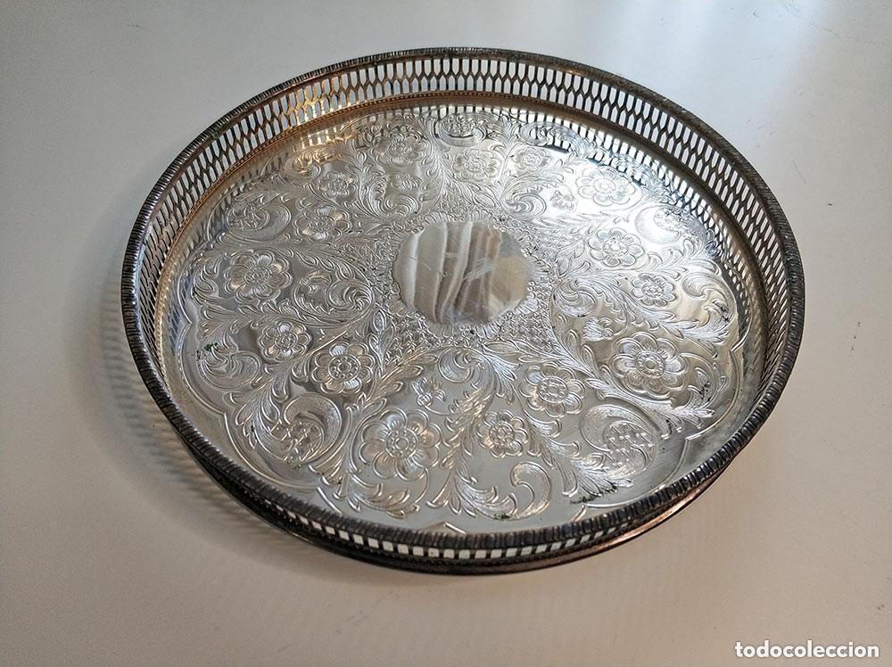 Antig&uuml;edades: Bandeja Alpha plate plateada, S. XIX - con contrastes Viners of Sheffield The Cutlers Company 1836