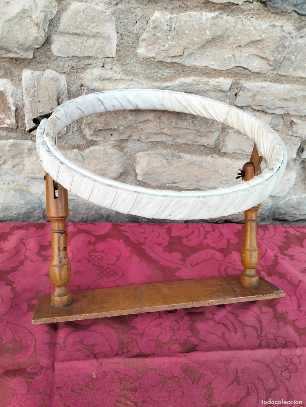 Antig&uuml;edades: Bastidor de madera antiguo para bordar, grande con soporte de los a&ntilde;os 50-60