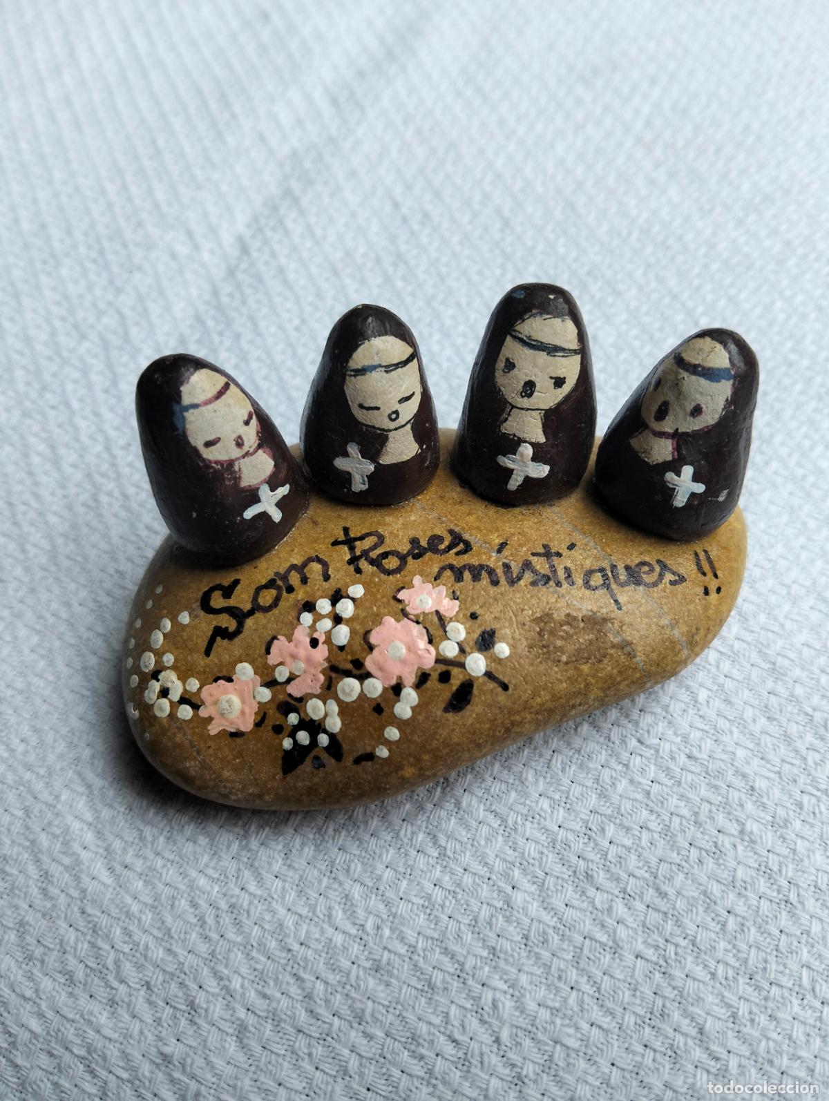 Antig&uuml;edades: Pisapapeles piedra con 4 figuras encima de monjas Som Roses Mistiques a&ntilde;os 80-90
