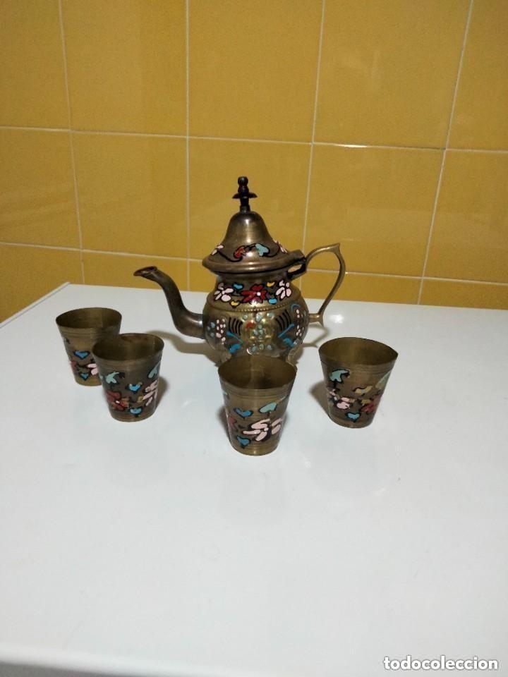 Antig&uuml;edades: tetera de bronce con cuatro vasos