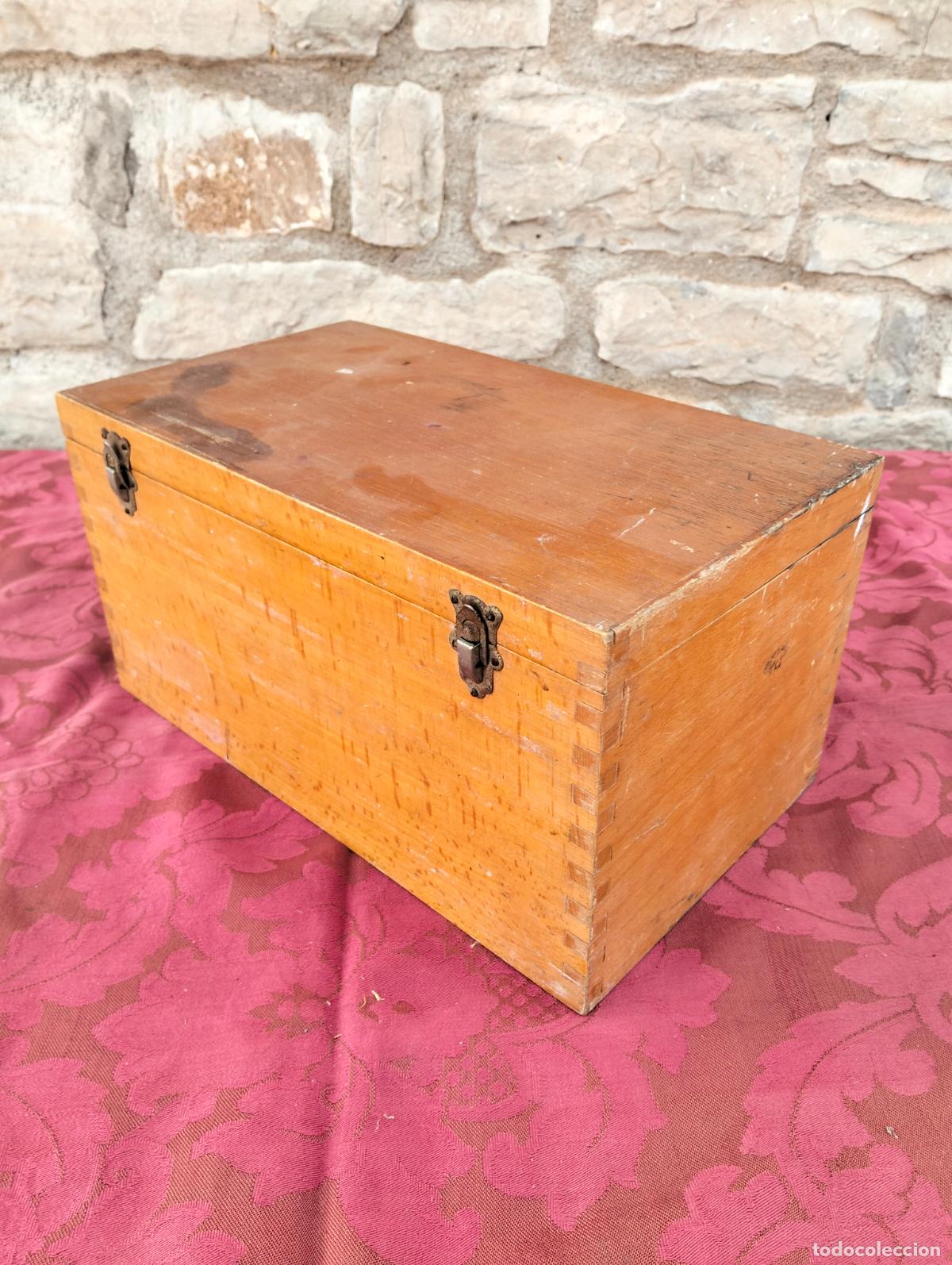 Antig&uuml;edades: Caja de madera antigua con compartimentos de microscopio de repuesto o laboratorio a&ntilde;os 50