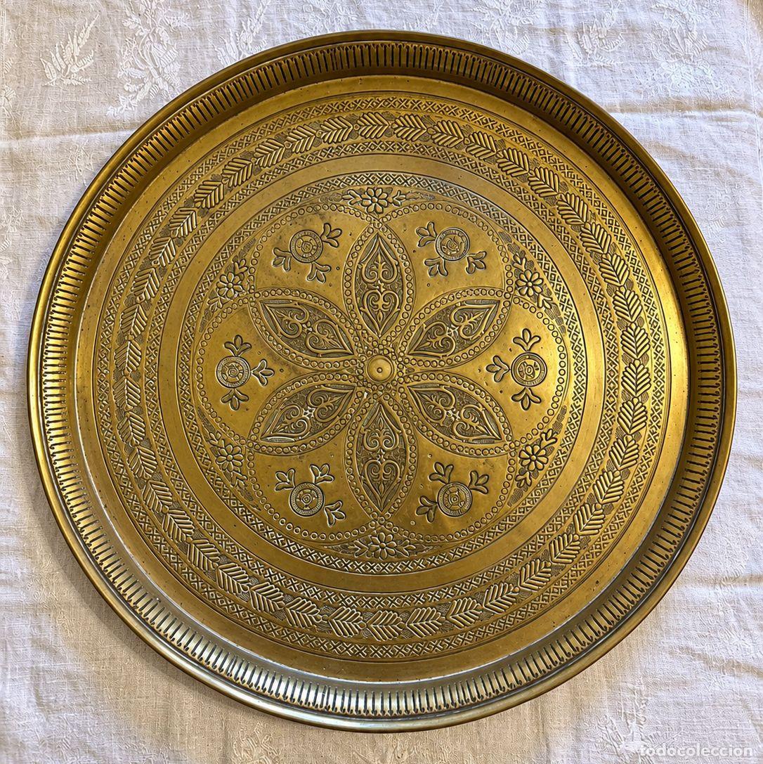 Antig&uuml;edades: Bandeja decorativa de lat&oacute;n con motivos ar&aacute;bicos