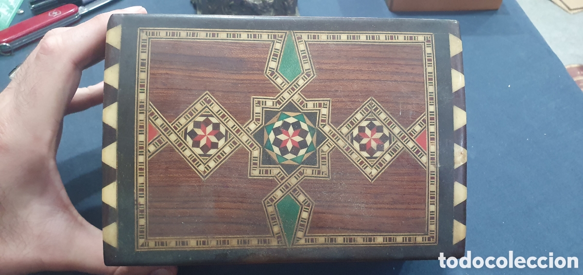 Antig&uuml;edades: Caja musical en marqueteria. (L137)