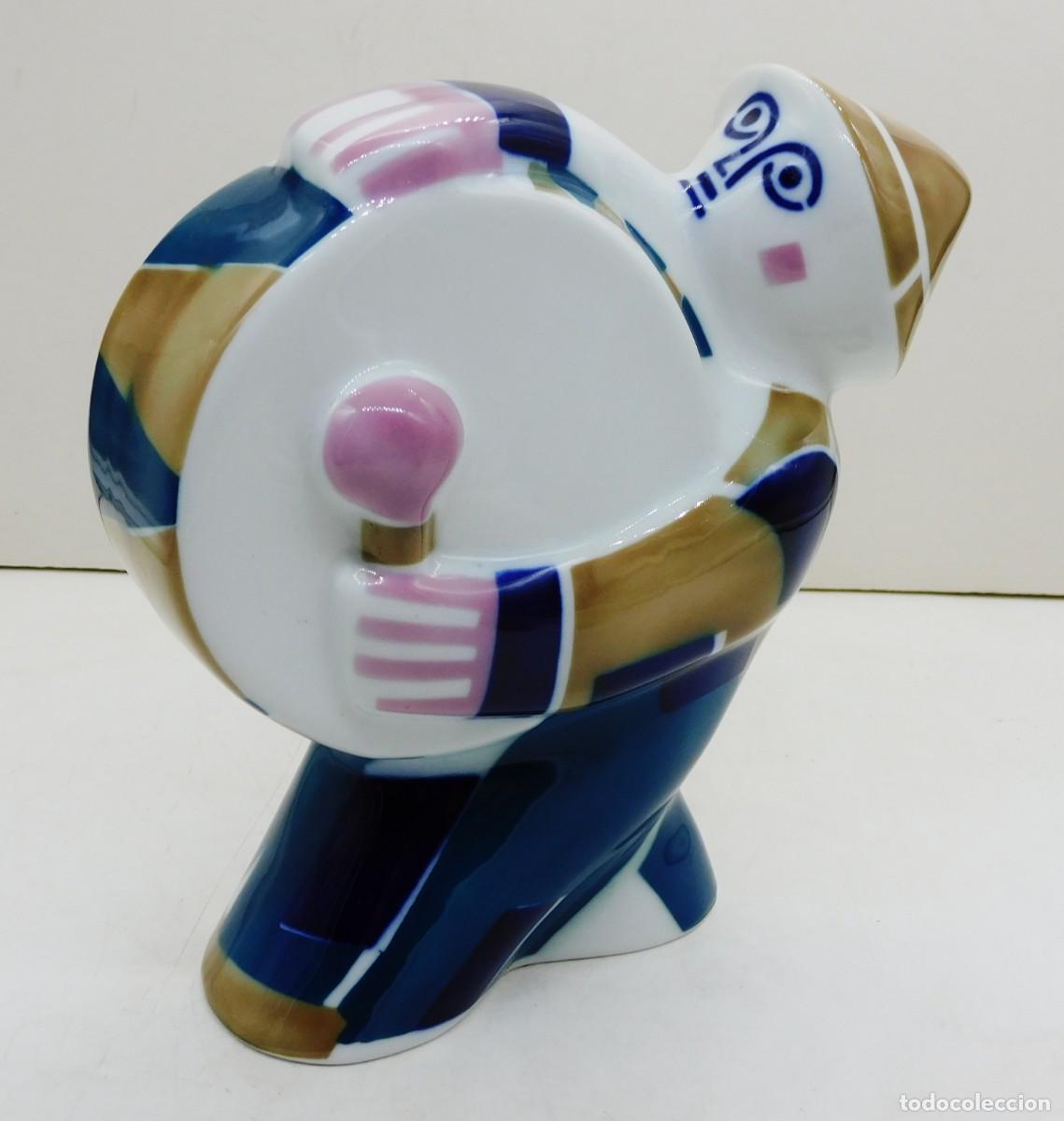 Antiquit&auml;ten: FIGURA MULTICOLOR DE HOMBRE DEL BOMBO EN PORCELANA ESMALTADA DE SARGADELOS