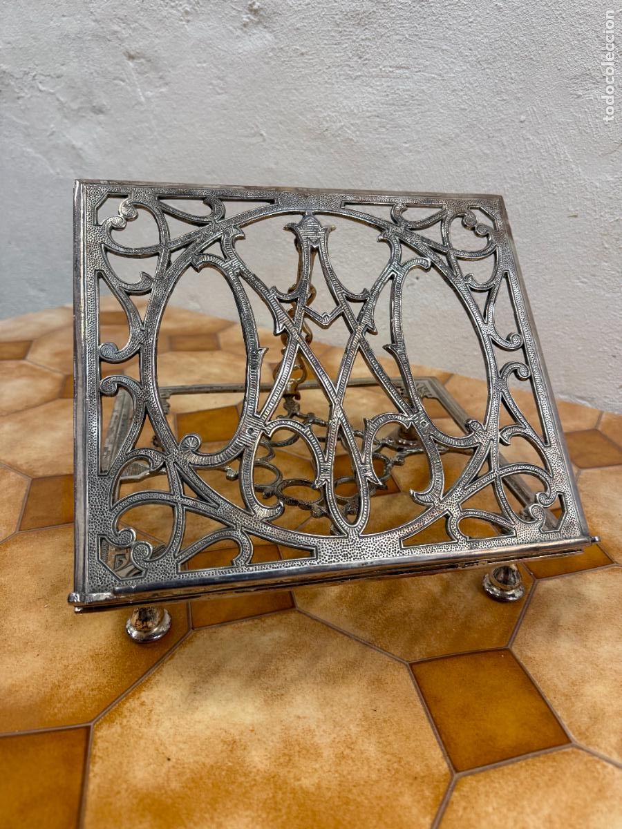 Antig&uuml;edades: ANTIGUO ATRIL DE MENESES CON MOTIVOS RELIGIOSOS DE IGLESIA - MEDIDA 30X25 CM